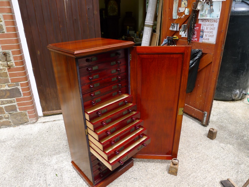A GOOD 18 DRAWER COLLECTORS CABINET BY TATCHELL CIRCA 1900. FULL CONTINENTAL DEPTH DRAWERS.