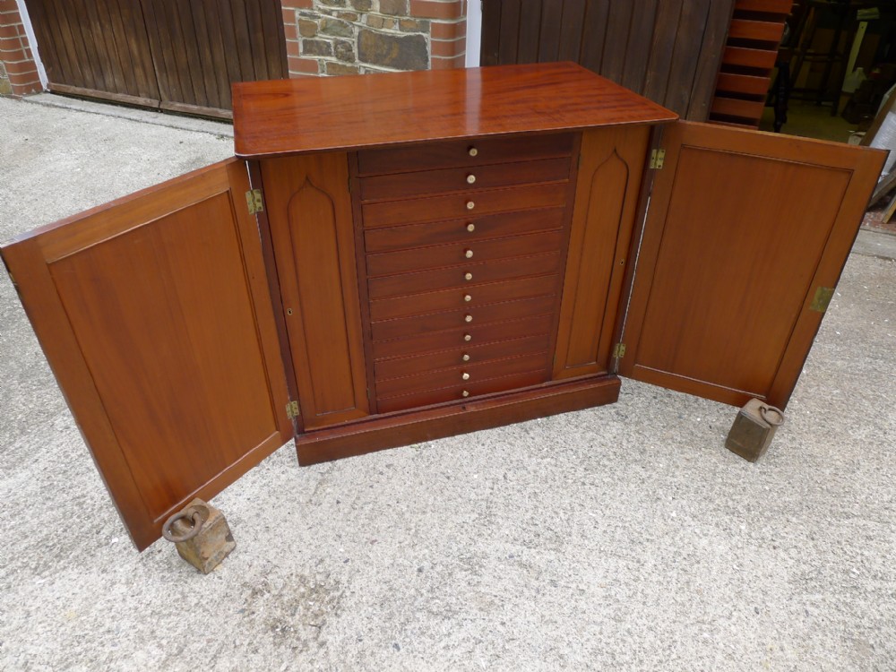 A FINE HONDURAS MAHOGANY COLLECTORS CABINET CIRCA 1860. THE PROPERTY OF THE LATE JOHN CHARLES DALE. (1791-1872).