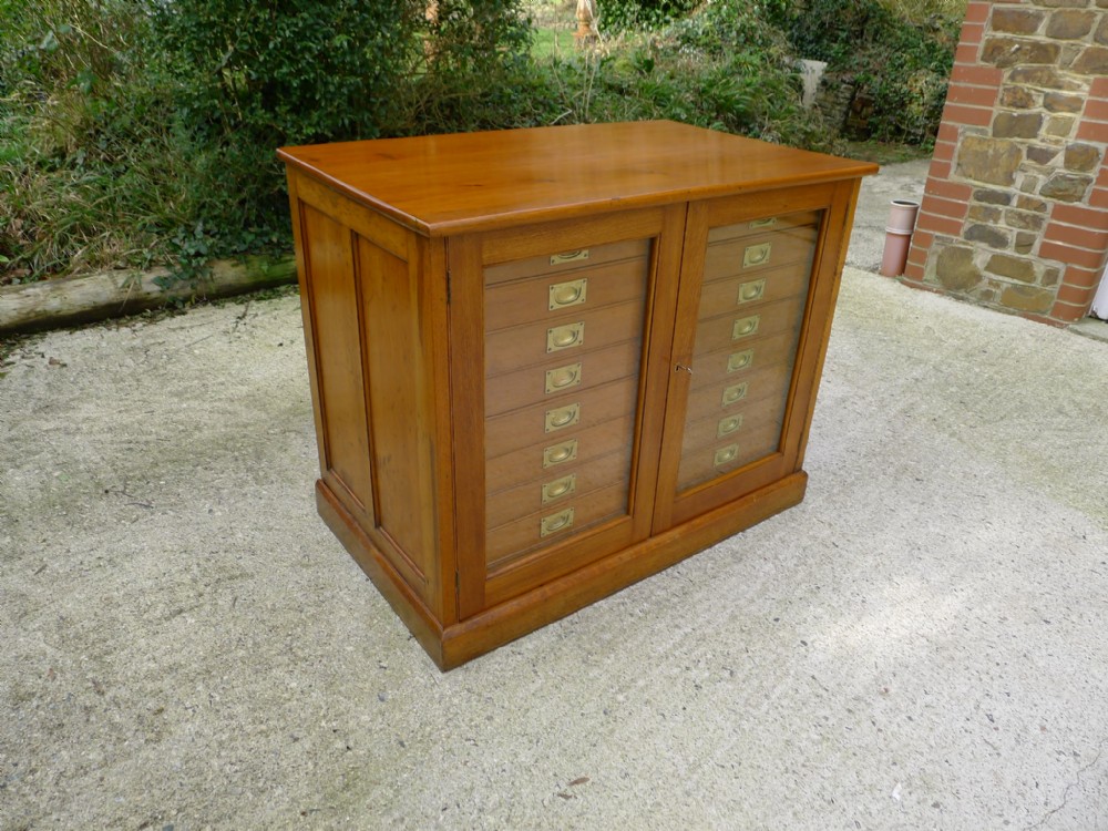 A SUPERB 18 DRAWER OAK COLLECTORS CABINET CIRCA 1900. DEEP DRAWERS.