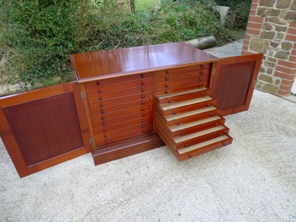 AN EXCELLENT 20 DRAWER LATE VICTORIAN MAHOGANY COLLECTORS CABINET CIRCA 1900. CONTINENTAL DEPTH DRAWERS.