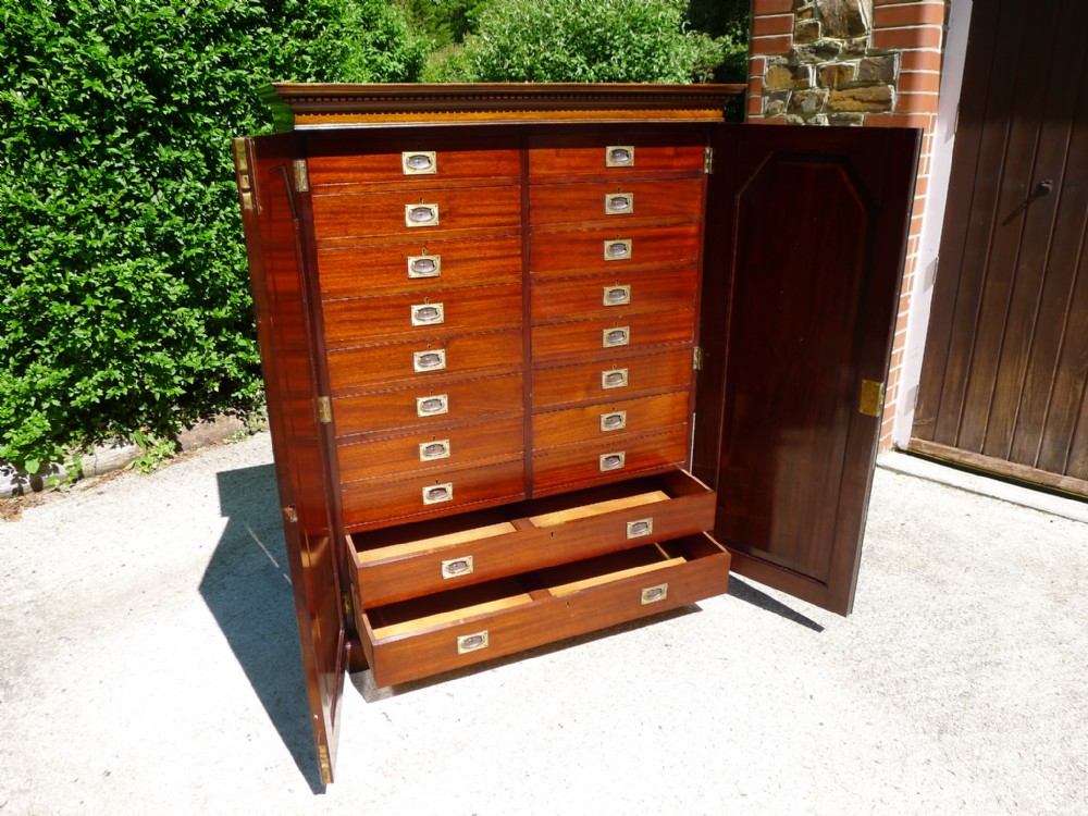 A VERY VERSATILE AND ATTRACTIVE COLLECTORS CABINET. CIRCA 1910.