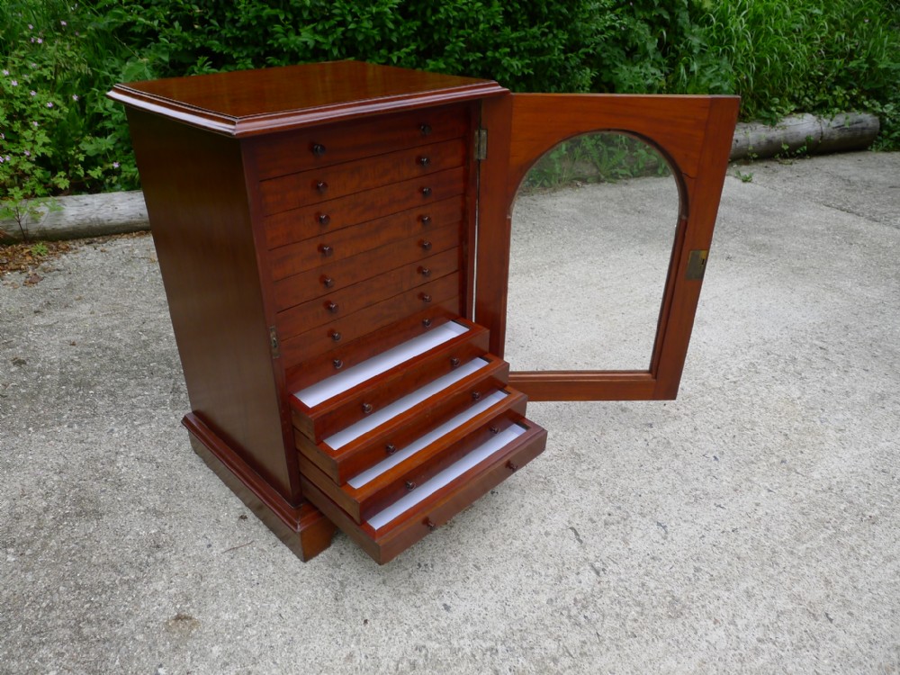 A BEAUTIFUL VICTORIAN MAHOGANY COLLECTORS CABINET CIRCA 1870.