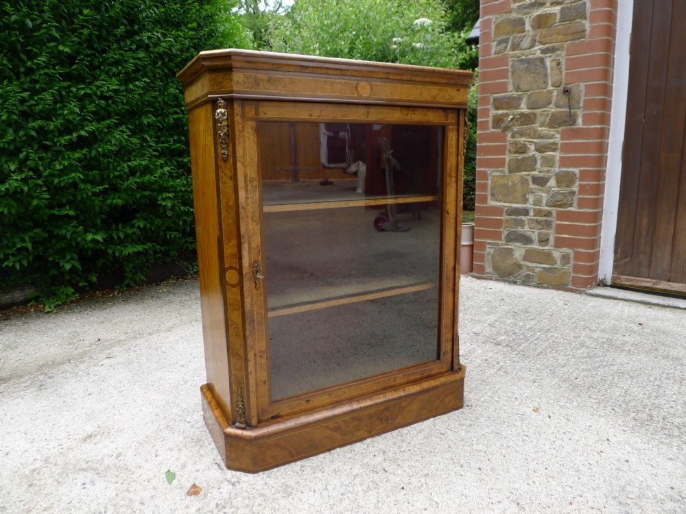  A VERY FINE BURR WALNUT AND AMBOYNA COLLECTORS PIER DISPLAY CABINET. CIRCA 1880.