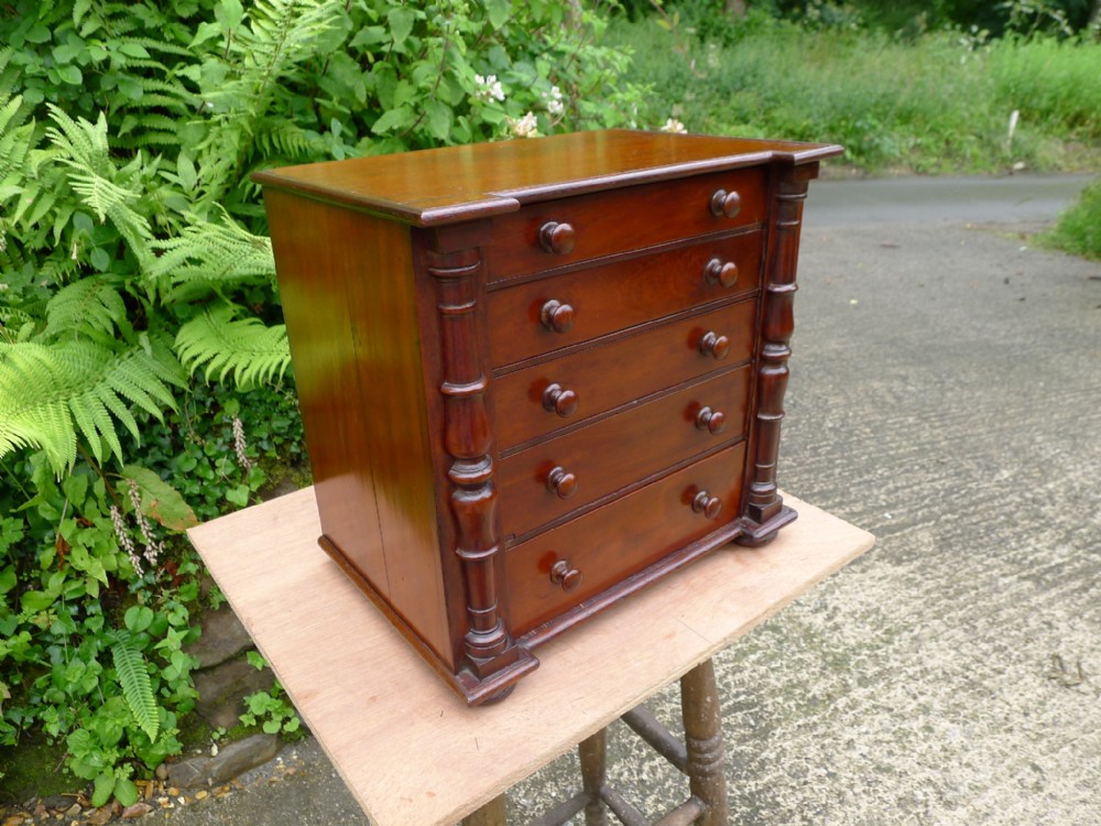 A BEAUTIFUL AND SMALL 5 DRAWER COLLECTORS CABINET. CIRCA 1870. IDEAL FOR JEWELLERY AND SMALL OBJECTS DO VERTU.