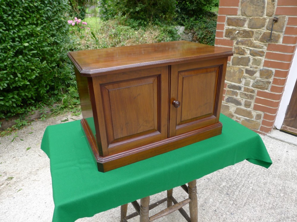 A SUPERB VICTORIAN MAHOGANY COLLECTORS CABINET OR CUPBOARD CIRCA 1900.