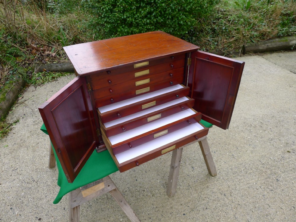 A VERY VERSATILE 8 DRAWER MAHOGANY COLLECTORS CABINET CIRCA 1900. MEDAL, COINS, JEWELLERY, WATCHES, ETC.