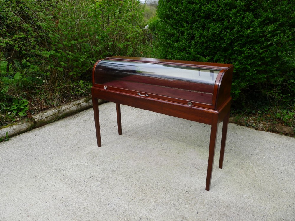 A CURVED GLASS TOPPED COLLECTORS DISPLAY CABINET CIRCA 1900 ON STAND.