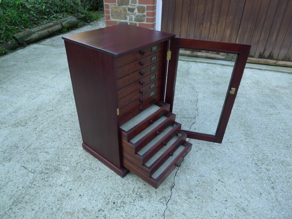 AN EXCELLENT  MAHOGANY 12 DRAWER COLLECTORS CABINET CIRCA 1920.