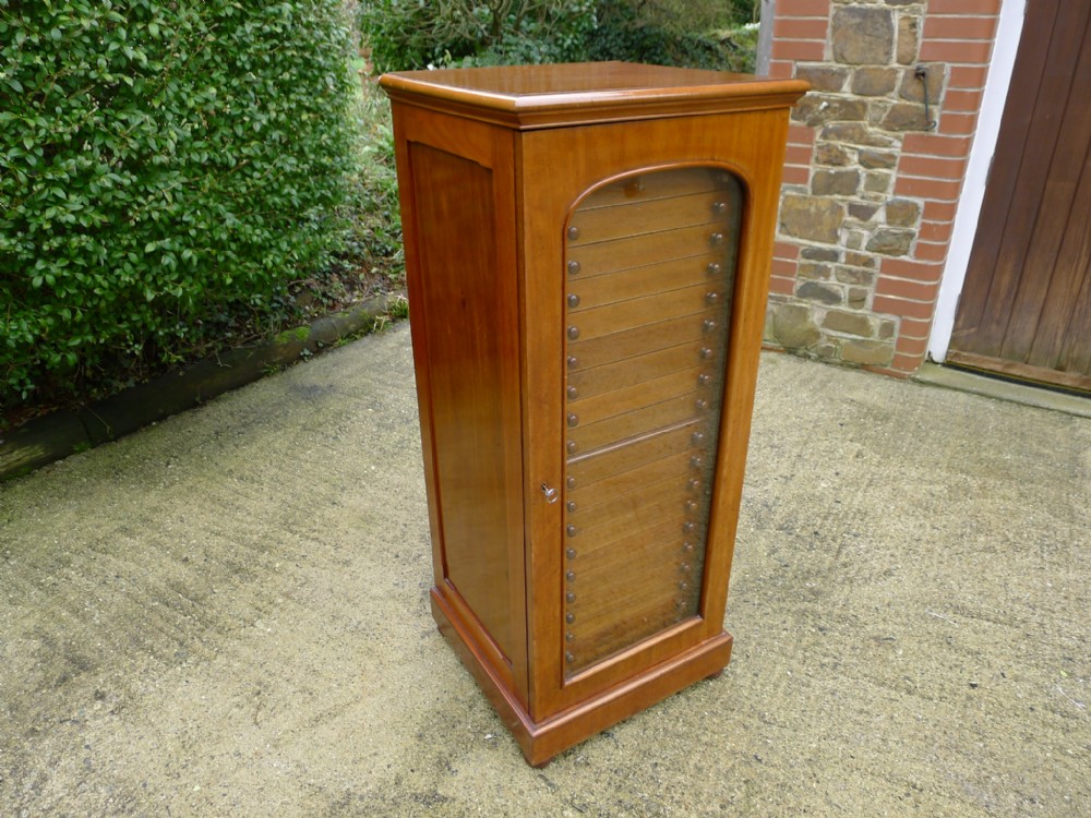  A VERY FINE BRADY SOLID MAHOGANY COLLECTORS CABINET. CIRCA 1900.
