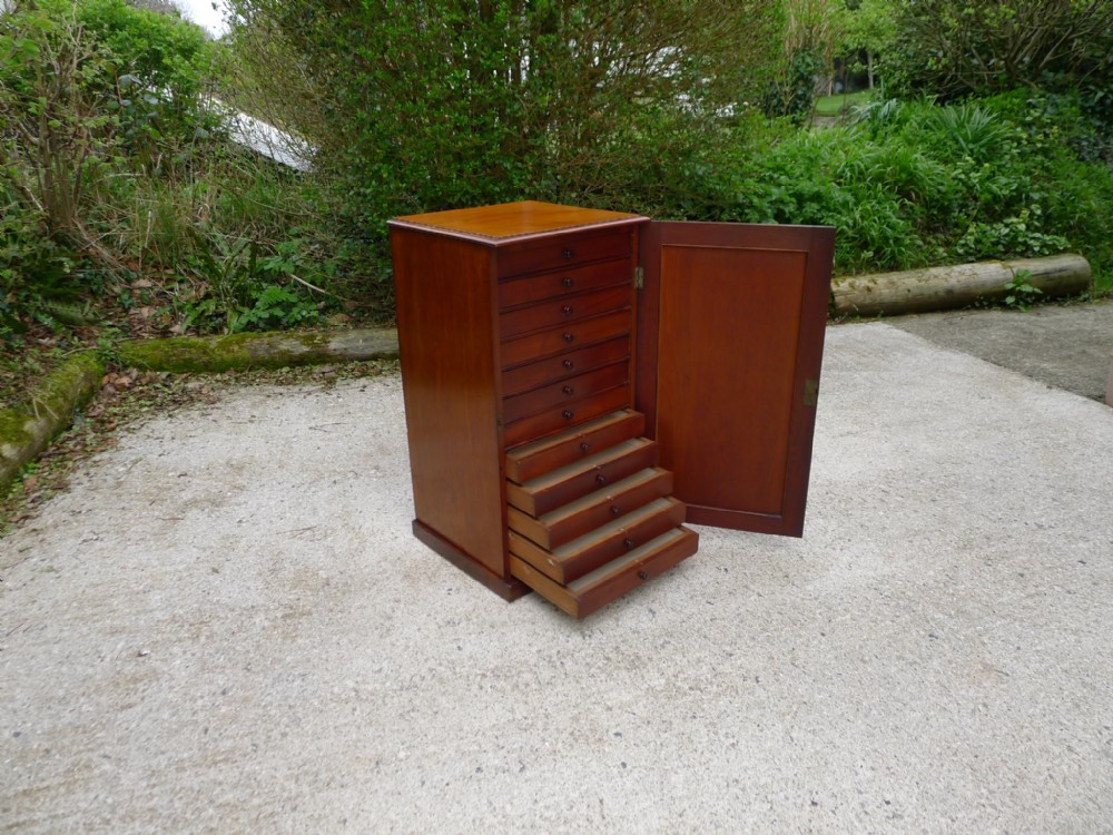 A BEAUTIFUL 12 DRAWER COLLECTORS CABINET IN FINE HONDURAS MAHOGANY. CIRCA 1870. VERY HIGH QUALITY.