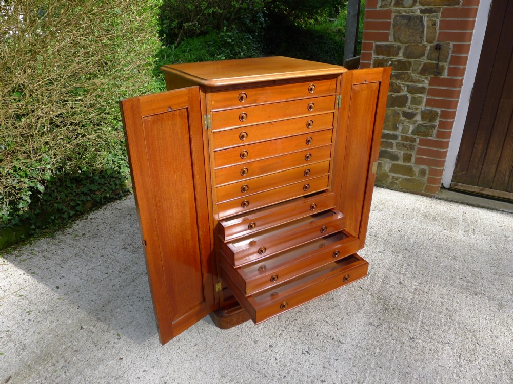 AN EXCELLENT VICTORIAN MAHOGANY COLLECTORS CABINET CIRCA 1880. View V