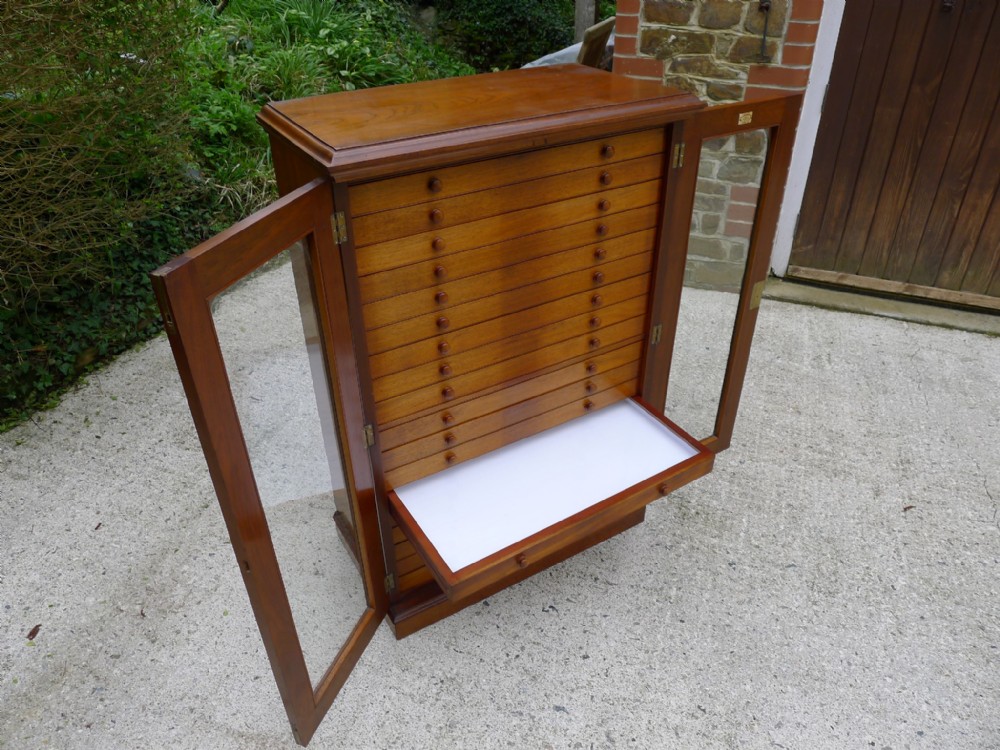 A SUPER WATKINS & DONCASTER BUTTERFLY COLLECTORS CABINET IN ENGLISH WALNUT AND MAHOGANY CIRCA 1900. 18 WIDE DRAWERS.