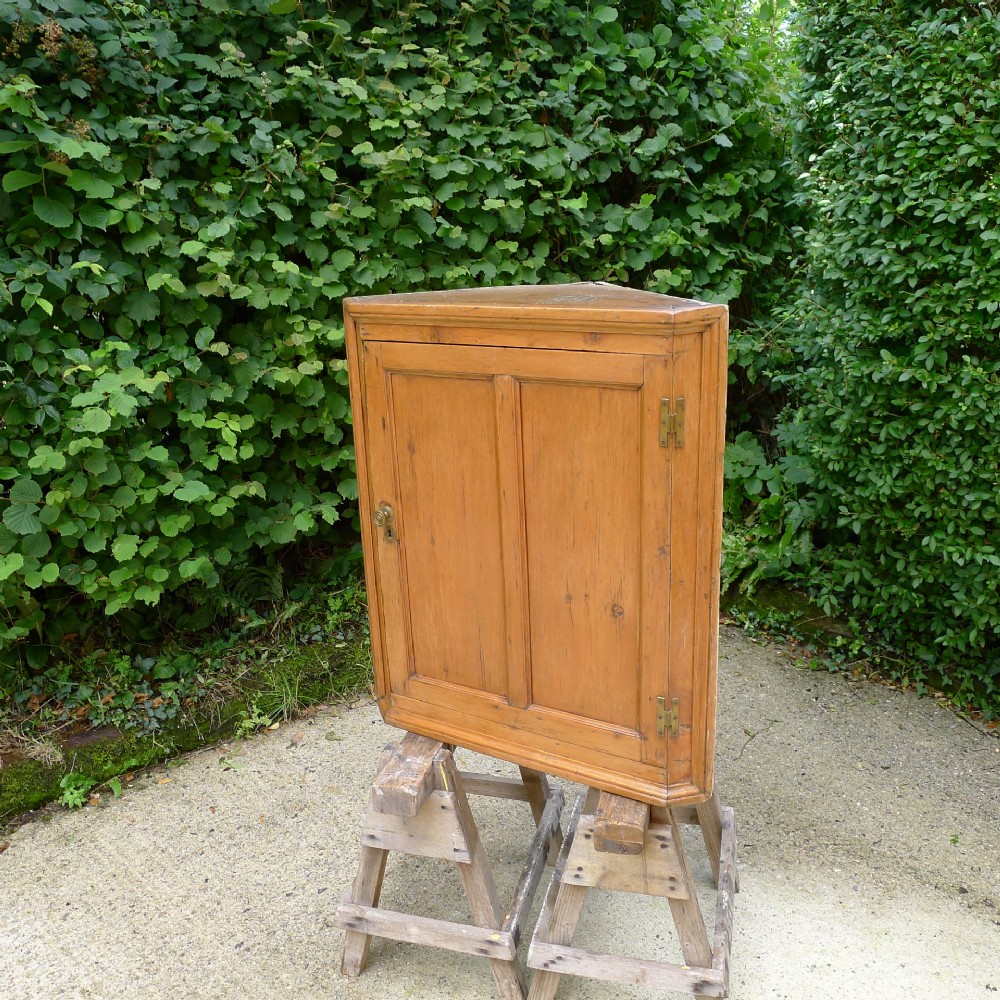 A GOOD PERIOD PINE CORNER CUPBOARD. CIRCA 1780.