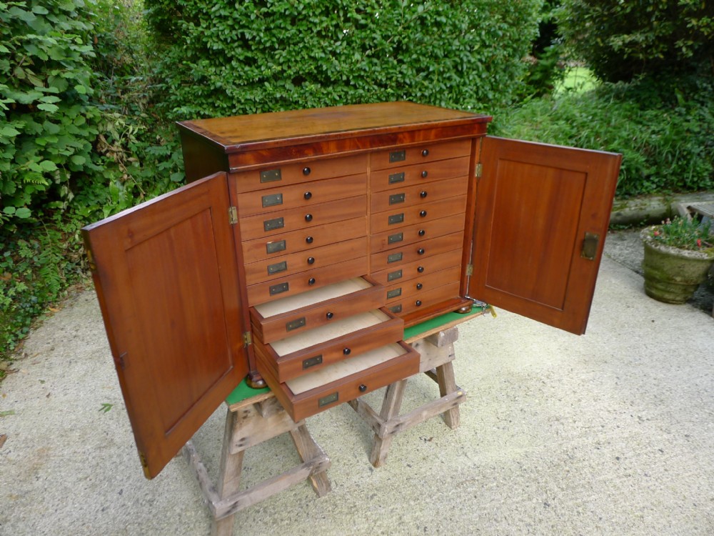 A SUPERB 18 DRAWER VICTORIAN COLLECTORS CABINET IN HONDURAS MAHOGANY. CIRCA 1870.