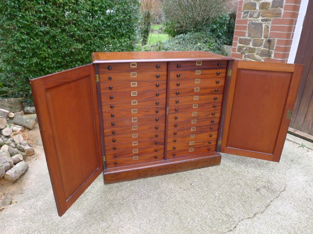 A REALLY BEAUTIFUL 24 DRAWER MAHOGANY COLLECTORS CABINET. CIRCA 1880