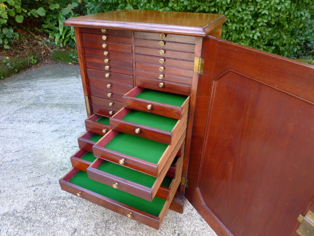 A SUPERB HONDURAS MAHOGANY COLLECTORS CABINET WITH 27 DRAWERS. CIRCA 1870.