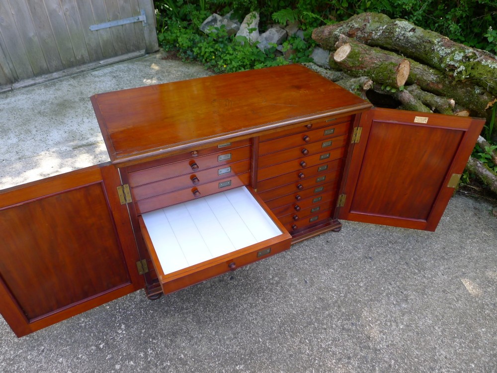 A SOLID MAHOGANY 20 DRAWER COLLECTORS CABINET BY J.T.CROCKETT, CAVENDISH SQUARE, LONDON. CIRCA 1890.