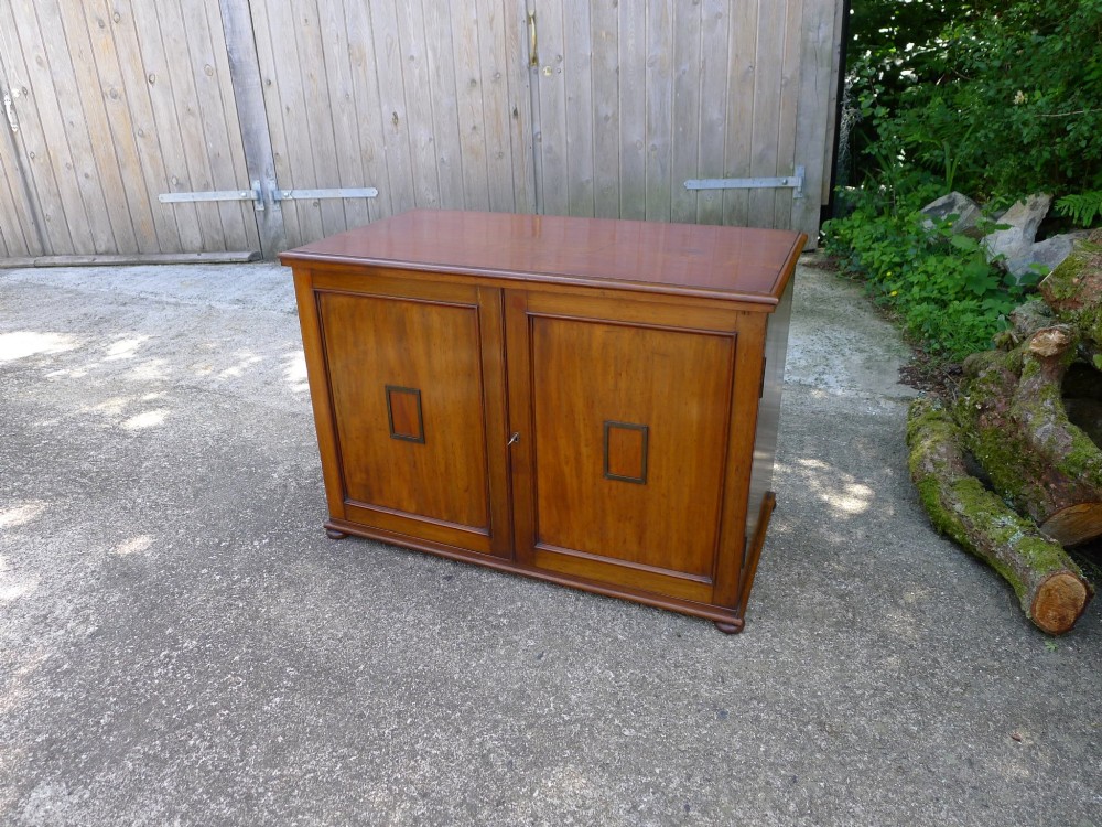 A SOLID MAHOGANY 20 DRAWER COLLECTORS CABINET BY J.T.CROCKETT, CAVENDISH SQUARE, LONDON. CIRCA 1890. View III