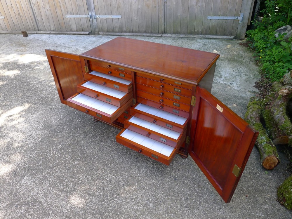A SOLID MAHOGANY 20 DRAWER COLLECTORS CABINET BY J.T.CROCKETT, CAVENDISH SQUARE, LONDON. CIRCA 1890. View IV