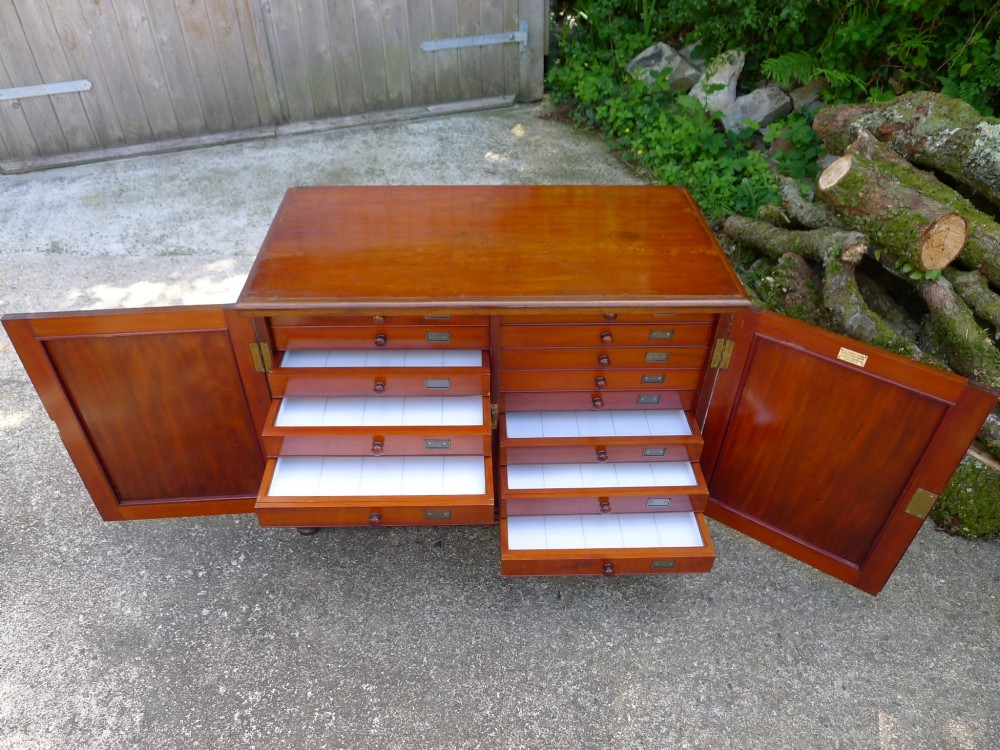 A SOLID MAHOGANY 20 DRAWER COLLECTORS CABINET BY J.T.CROCKETT, CAVENDISH SQUARE, LONDON. CIRCA 1890. View VI