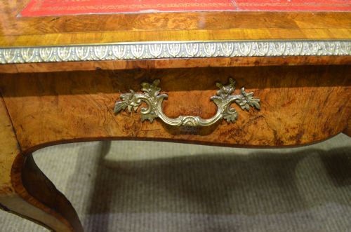 FINE 19TH CENTURY WALNUT WRITING TABLE - ADDITIONAL PHOTO 4