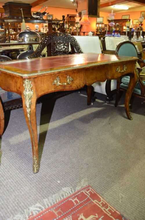FINE 19TH CENTURY WALNUT WRITING TABLE - ADDITIONAL PHOTO 5