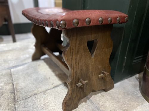 LEATHER UPHOLSTERED OAK COUNTRY HOUSE STOOL CIRCA 1920 - ADDITIONAL PHOTO 5