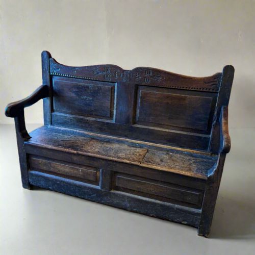 GEORGIAN COUNTRY HOUSE OAK SETTLE CIRCA 1780