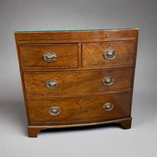GEORGIAN SMALL MAHOGANY BOWFRONT CHEST OF DRAWERS WITH LATER GLASS TOP