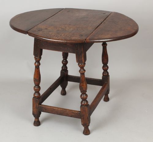 Early 18th Century Oak Drop-leaf Table of Small Proportions