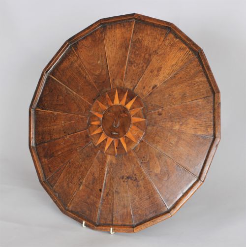 A 16 Sided Round Tray