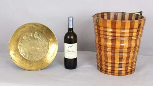 fig 1. An early nineteenth-century Dutch teestoof bucket featuring alternating light and dark wooden staves, ribbed horizontal shaping, and a brass swing handle.