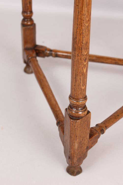 RARE EARLY 18TH CENTURY OAK CRICKET TABLE - ADDITIONAL PHOTO 3