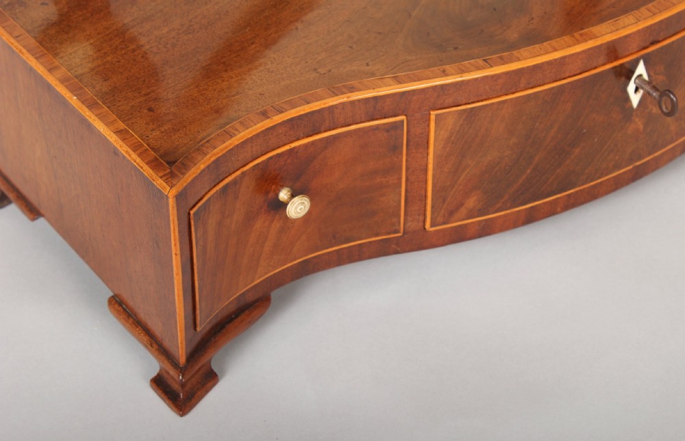 George III Period Mahogany Toilet Mirror of classic Hepplewhite Style View III