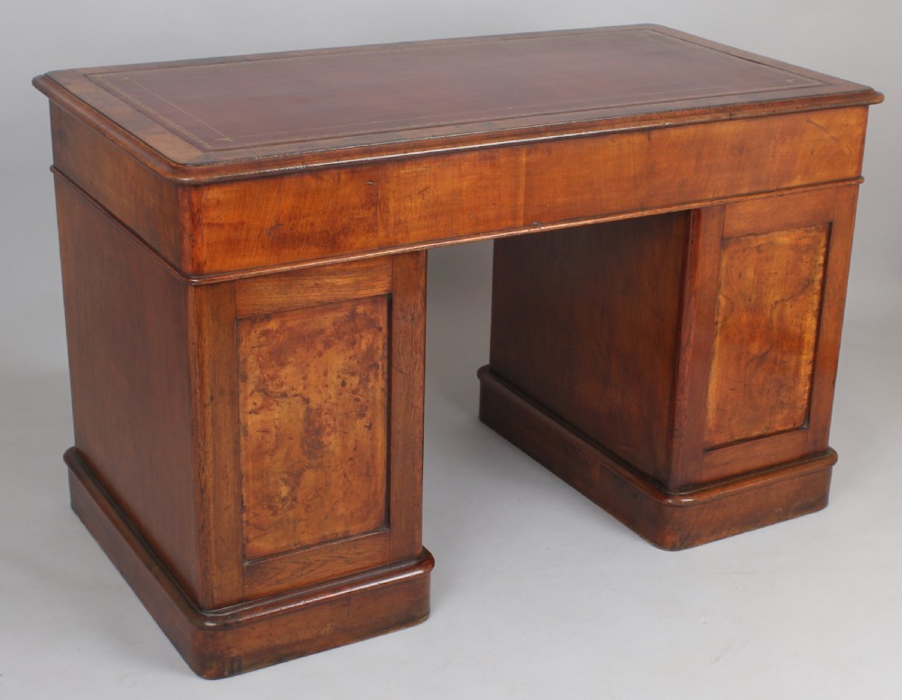 
Victorian walnut kneehole-desk View II