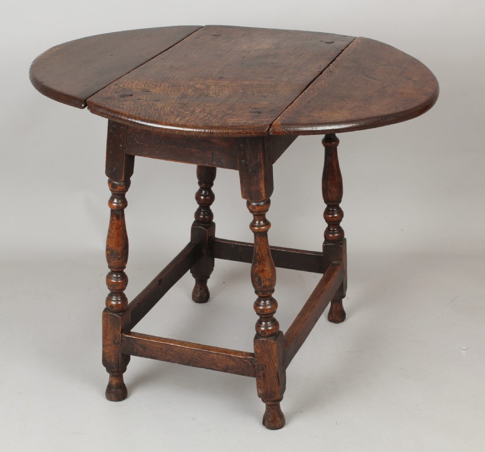Early 18th century oak drop-leaf table of small proportions