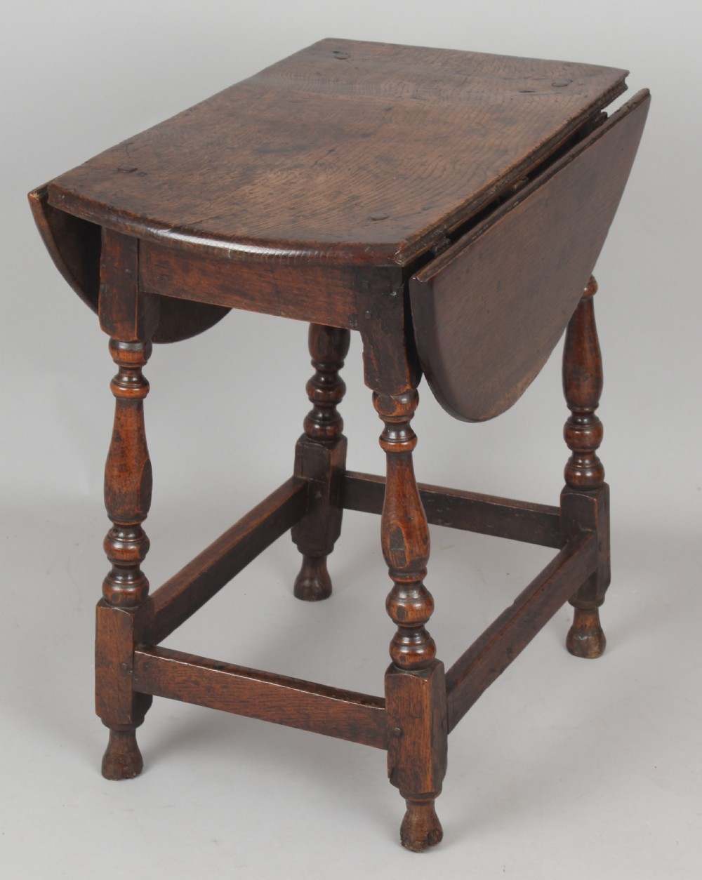 Early 18th century oak drop-leaf table of small proportions View II