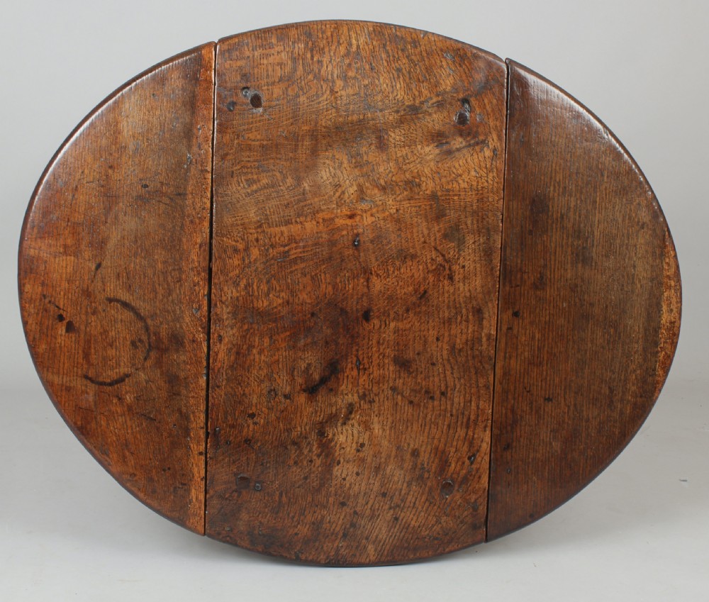 Early 18th century oak drop-leaf table of small proportions View III