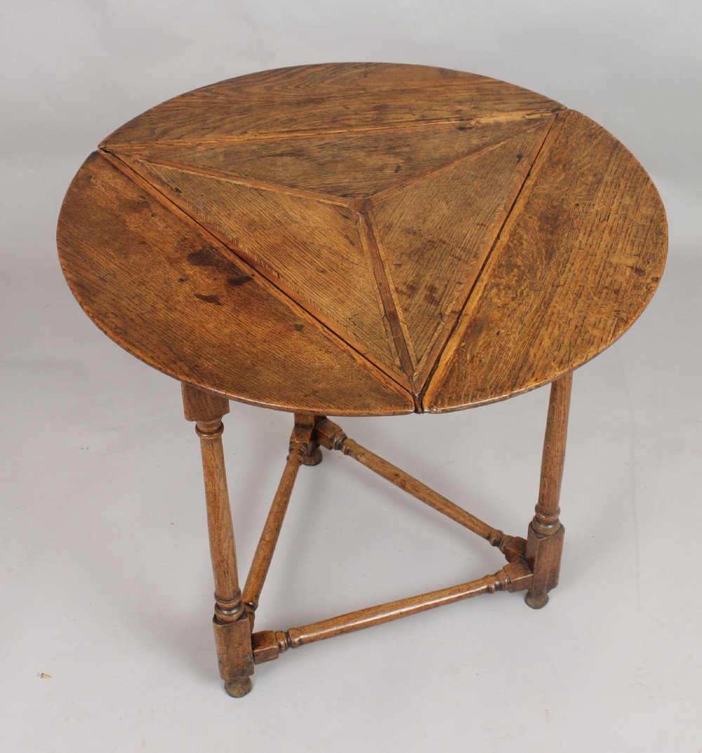 Rare early 18th century oak 'cricket' table