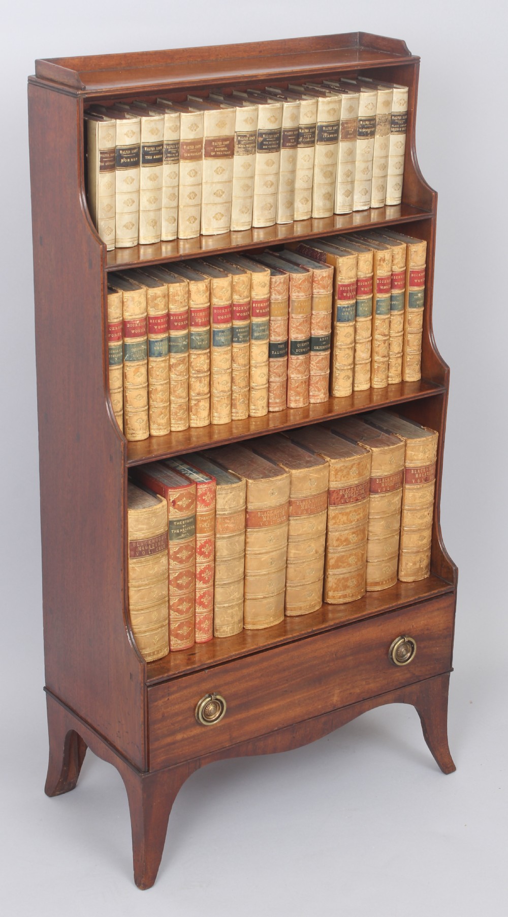 Small open bookshelves View II