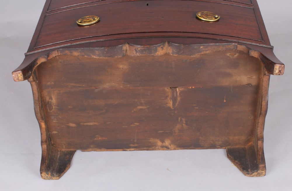 Good quality George III period mahogany small bow fronted chest of drawers View VII