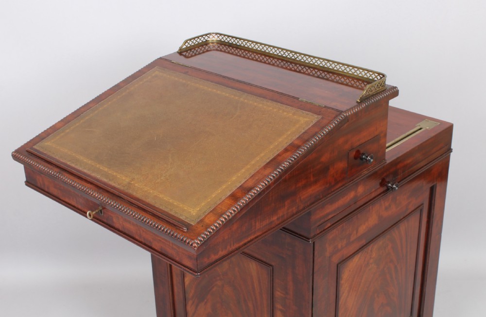 Mahogany Davenport of the highest quality in the manner of Gillows View VI
