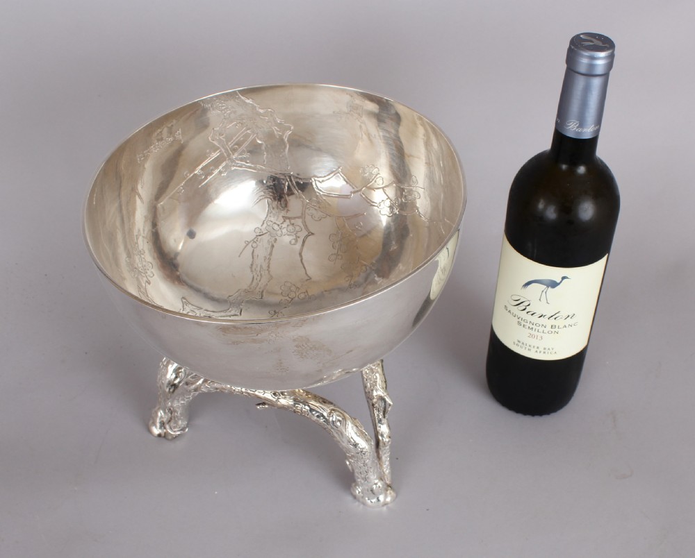 Silver bowl on silver stand View V