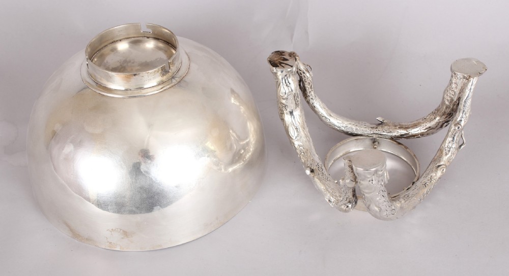 Silver bowl on silver stand View VI