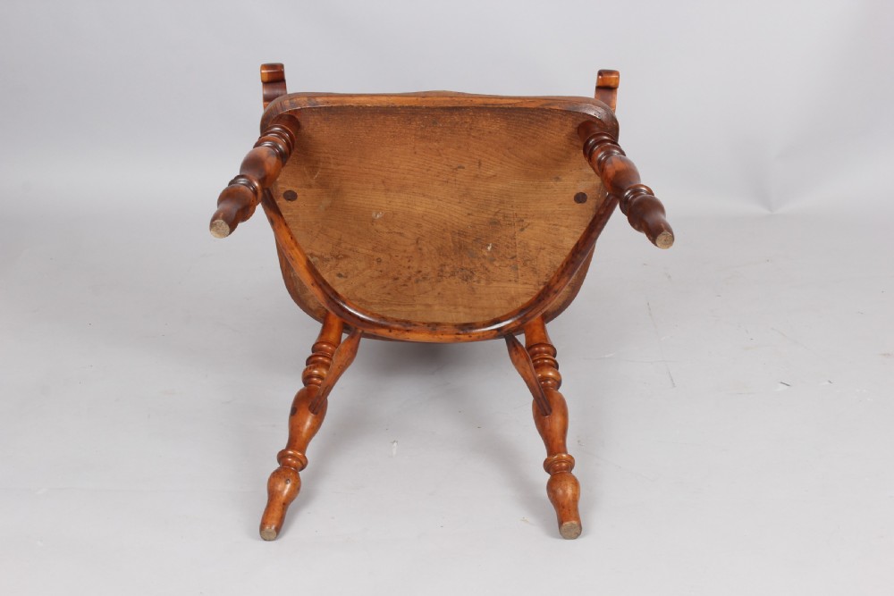 Fine pair of early 19th century yew Windsor arm chairs View IV