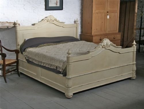 French Heri11 Super King Size Painted Bed with Turned and Gadrooned Columns