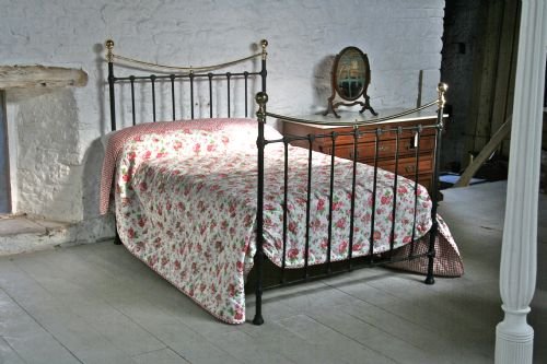 Classic Victorian Black Iron and Brass Dip Rail