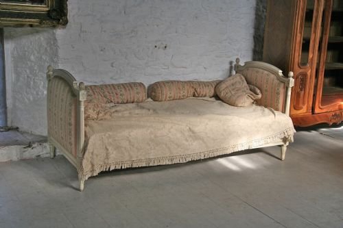 French Louis Xv1 Style Day Bed with Original Silk Fabric Upholstery and Cushions