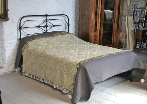 Simple Victorian Black  Iron No End Bed