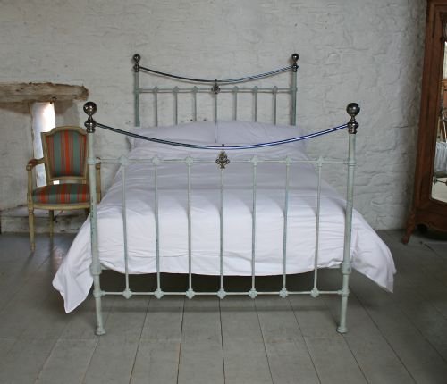 fig 1. Victorian classic dip rail bedstead with vintage paintwork and aged brass